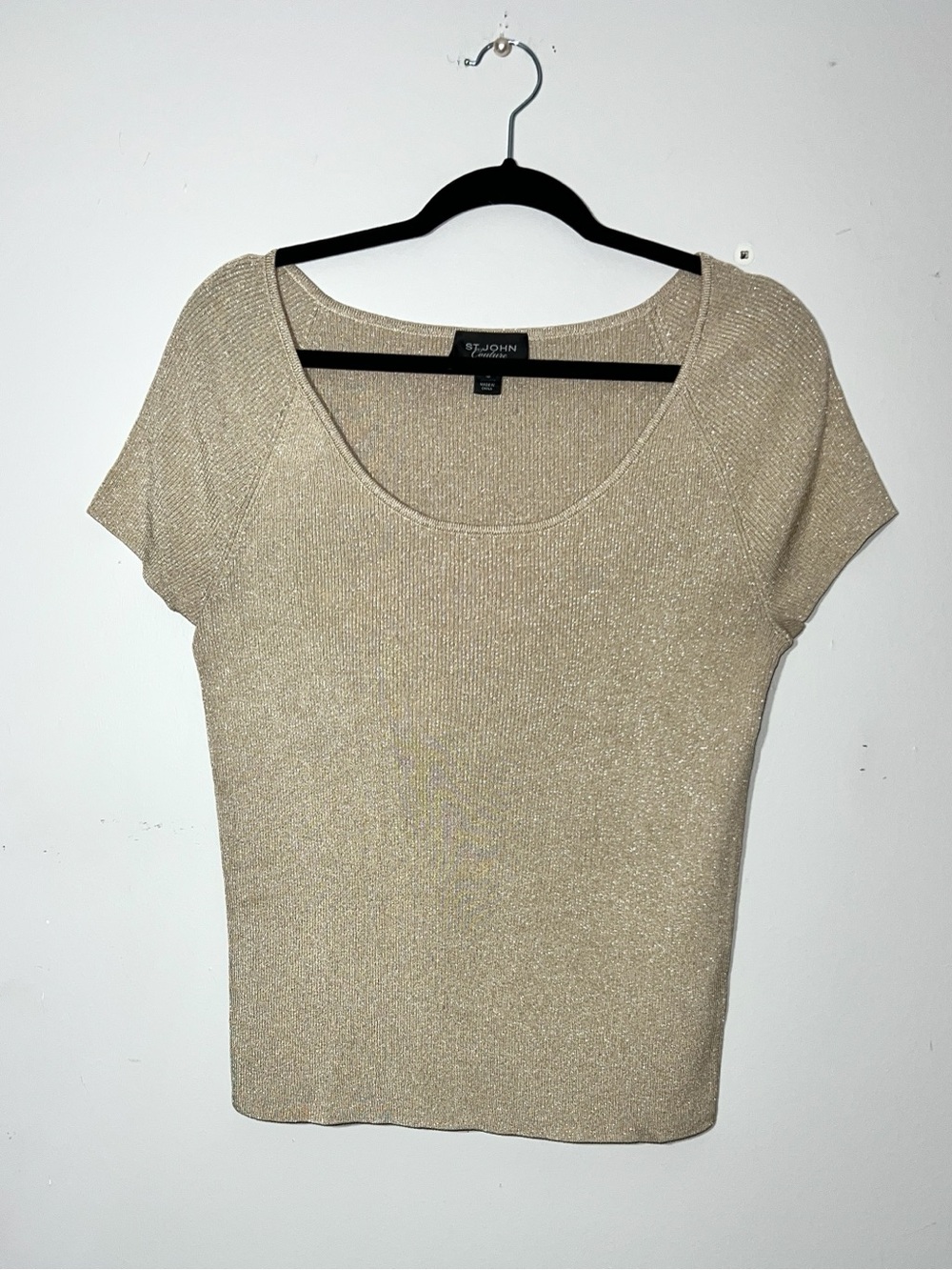 ST JOHN Couture Medium Gold Metallic Shimmer
Ribbed Knit Top Short Sleeve